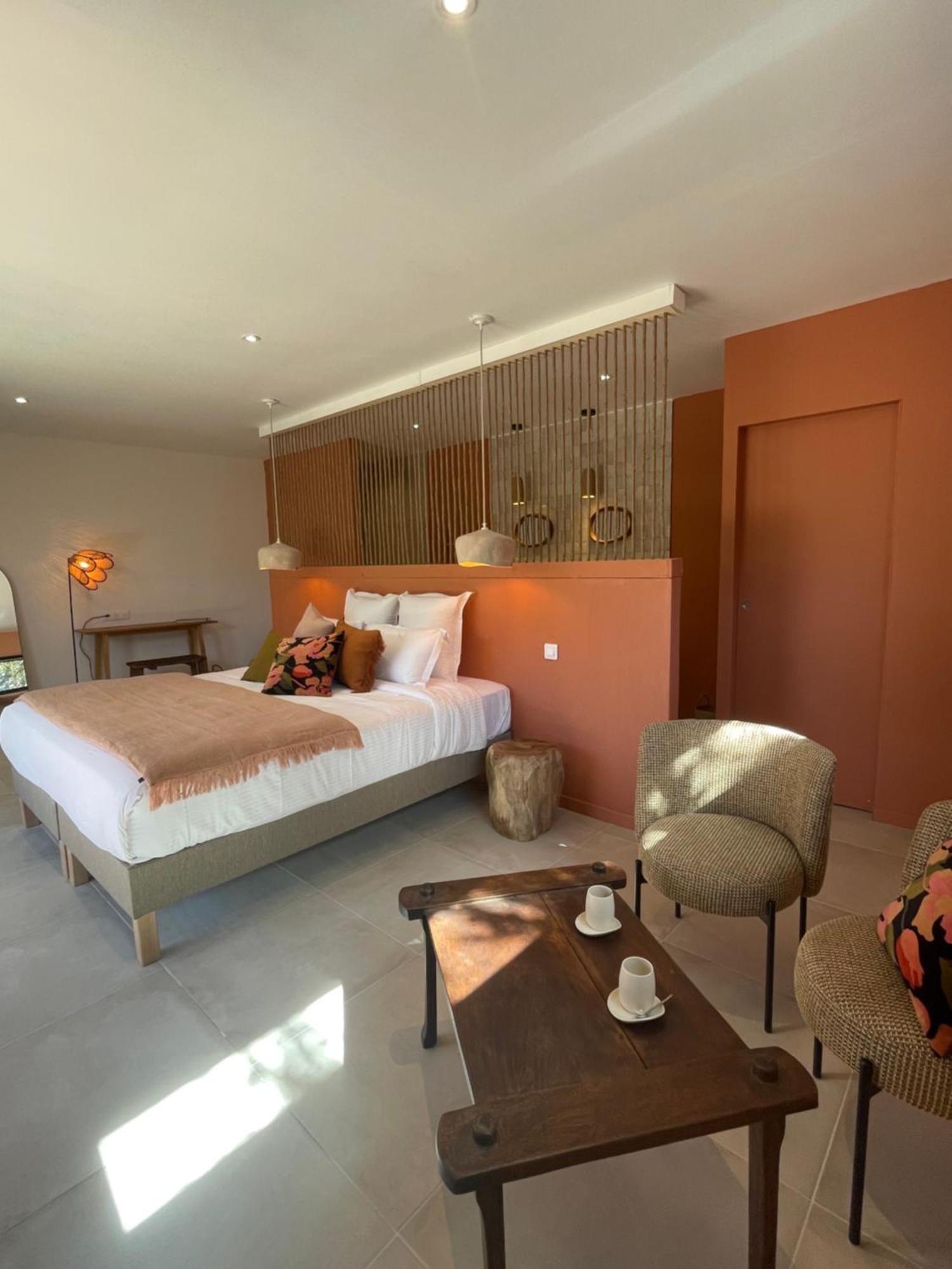 Les Petites Maisons Sotta Luaran gambar